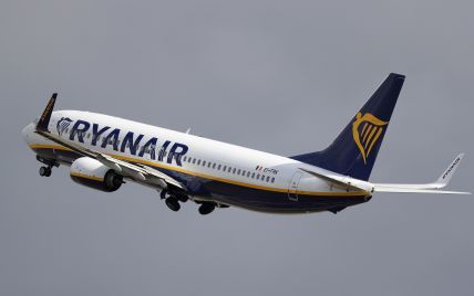 "Пугающий опыт": пассажир Ryanair снял на видео экстремально тяжелую посадку самолета
