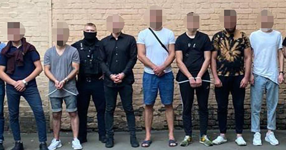 Запрошували на побачення, а потім грабували й били: у Києві викрили організовану злочинну групу (фото)