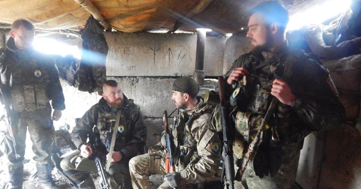 Попри холод, дощ та сніг бійці впевнені, що вистоять / © facebook.com/azov.batalion