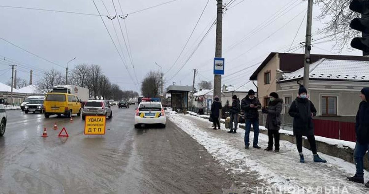 Один наехал, а другой протянул несколько метров: в Тернополе женщину на переходе сбили два автомобиля (фото)