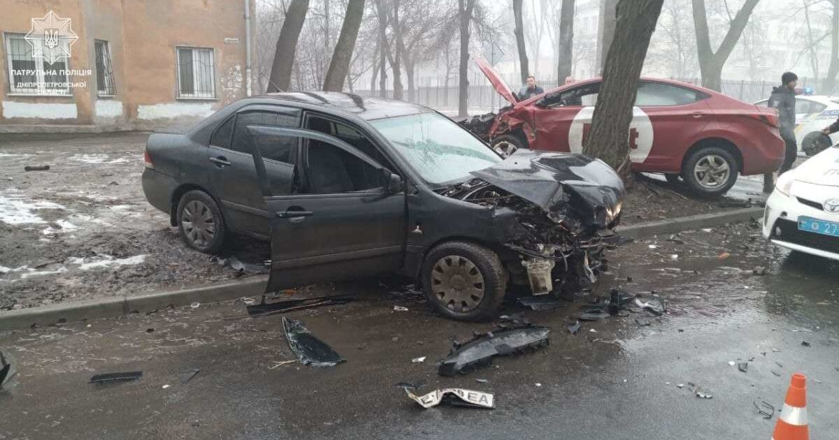 Від удару влетів у стовп: у Дніпрі сталася жахлива ДТП з таксі