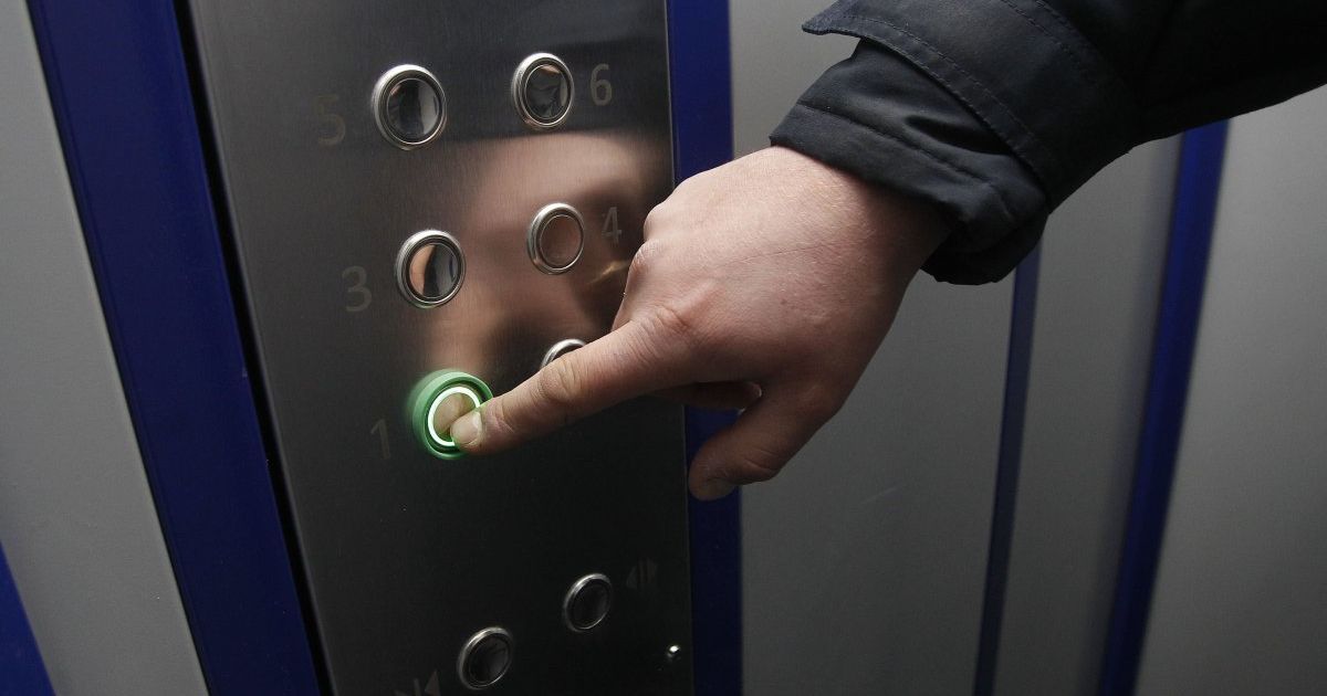 У Києві на будівництві нового ЖК ліфт розчавив ремонтувальника – соцмережі