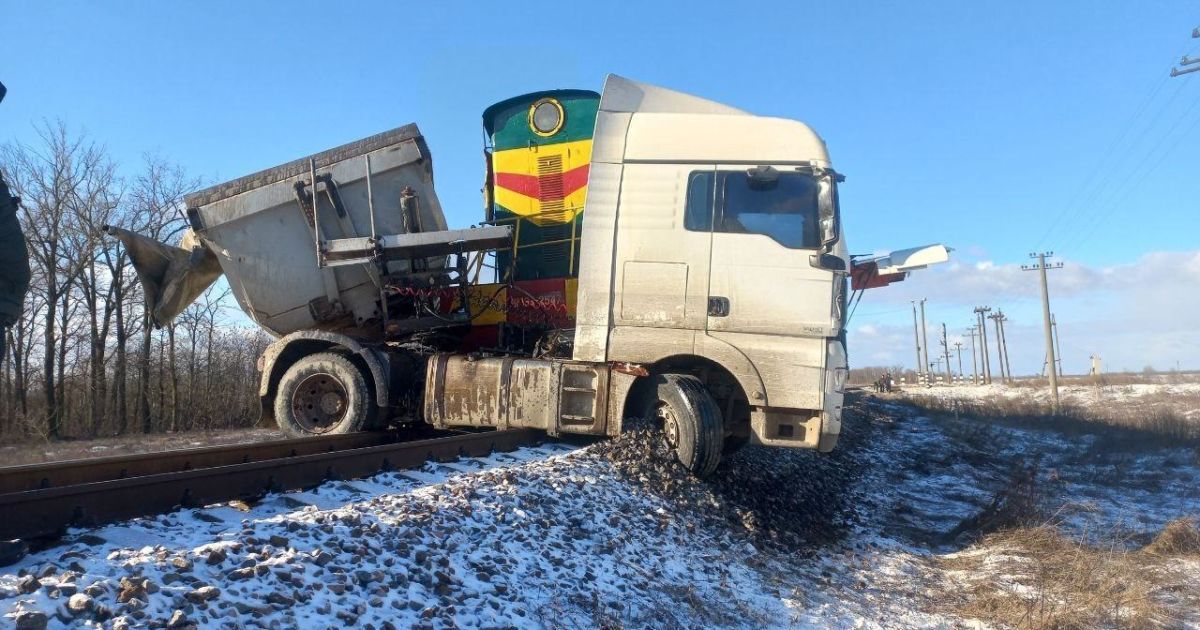 В Николаевской области не разминулись грузовик и локомотив: есть пострадавшие (фото)