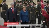 "Вітаю, воїни!". Меркель у Києві привітала військових українською