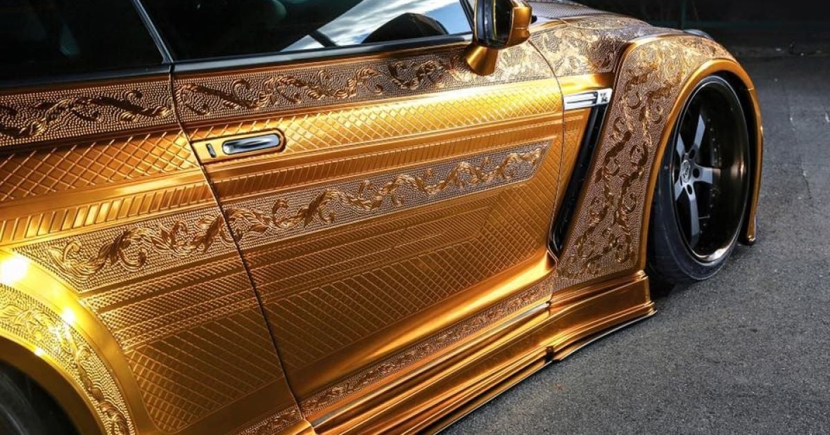 Nissan GT-R одели в гравированный золотом костюм — Новости