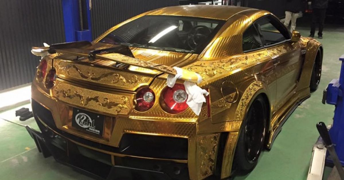 Nissan GT-R одели в гравированный золотом костюм — Новости