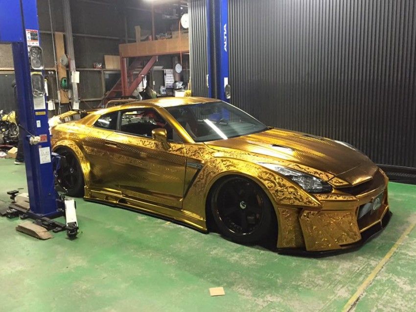 Nissan GT-R одели в гравированный золотом костюм — Новости