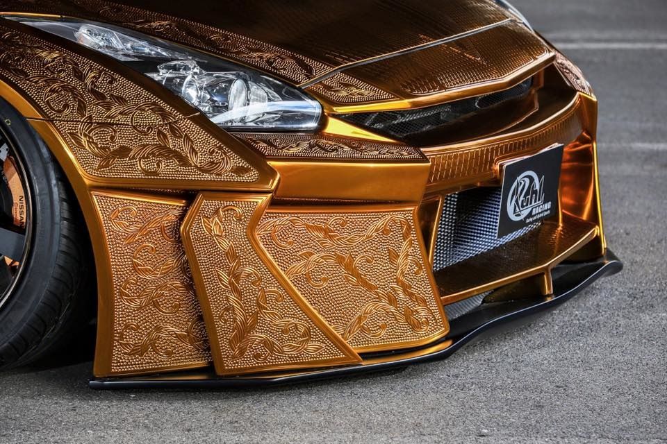 Nissan GT-R одели в гравированный золотом костюм — Новости