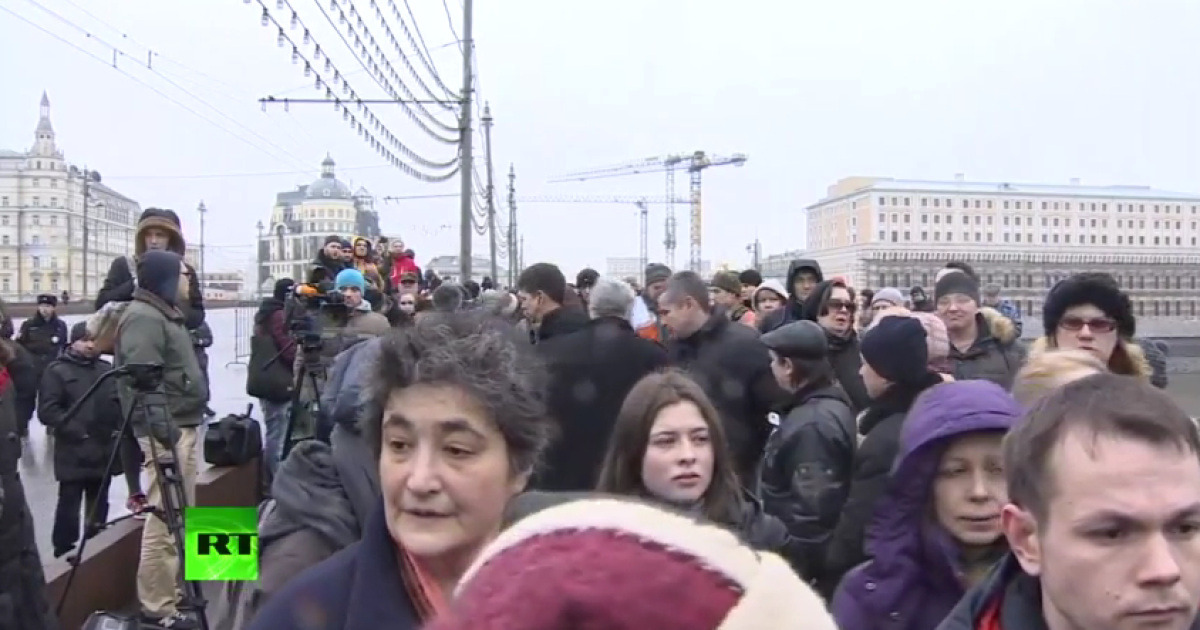 Люди приносят цветы на место убийства