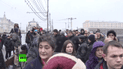 Люди приносят цветы на место убийства