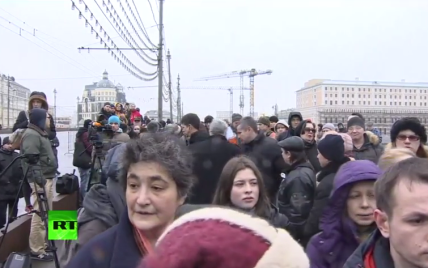 В Москве на месте убийства Немцова проходит траурная акция. Онлайн-трансляция