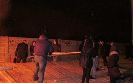 В Киеве на стройплощадке троих активистов ранили из оружия и кирпичами