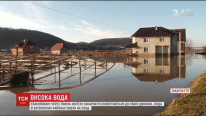 Тысячи гектаров дворов на Закарпатье остаются подтопленными
