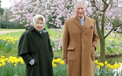 Королева Єлизавета II і принц Чарльз були зазнімковані на прогулянці в саду Фрогмор-хауса