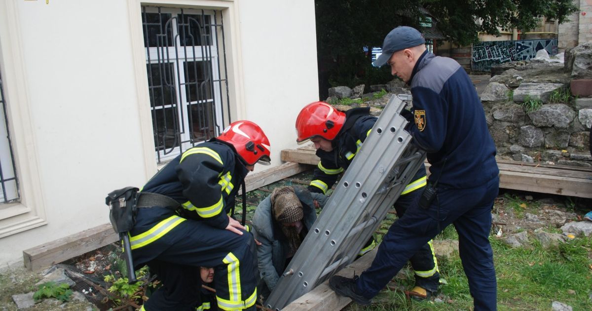 У центрі Львова жінка впала в яму