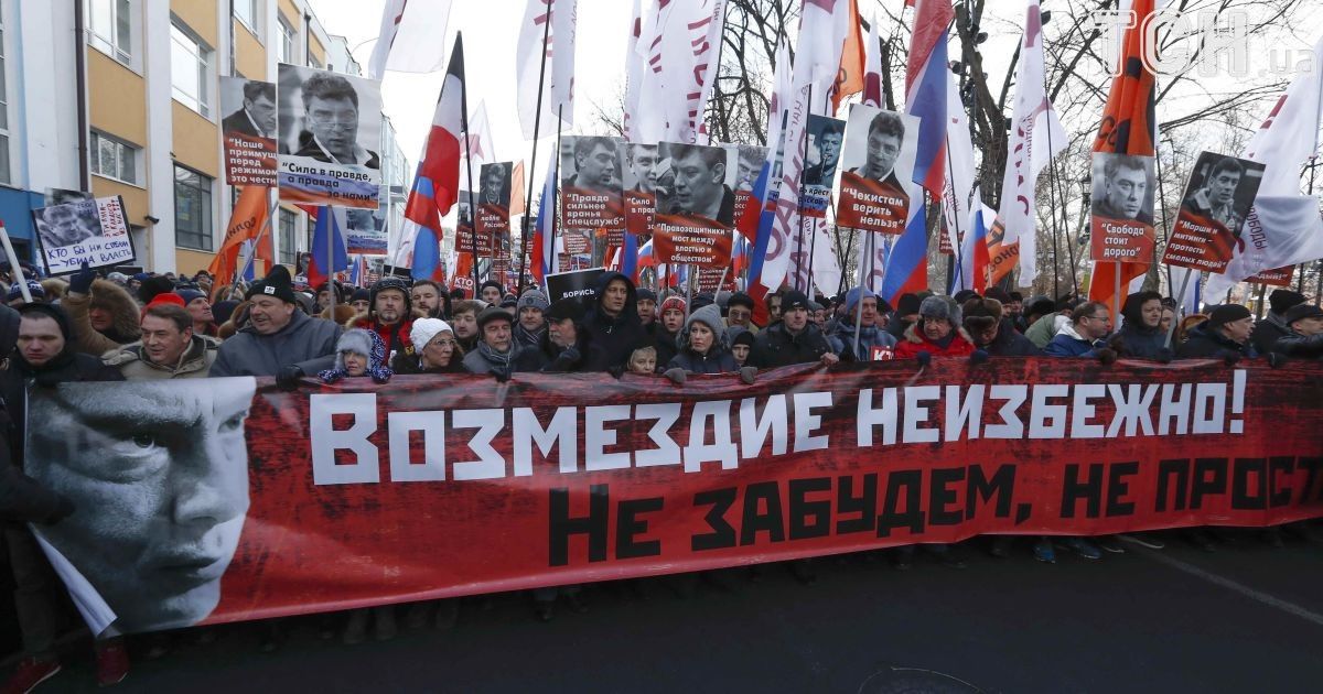 У Росії на "Марші Нємцова" вилучали плакати проти анексії Криму і затримували за український прапор