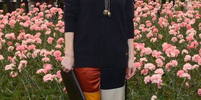 Джулианна Мур пришла на модный показ в брюках-палаццо