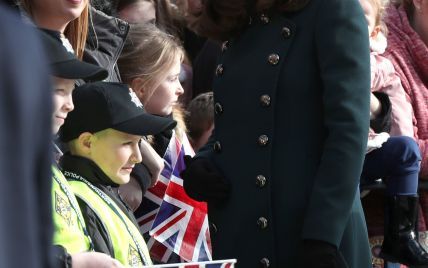   В пальто изумрудного цвета и с лаконичными серьгами: беременная герцогиня Кембриджская на пожарной станции