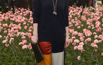 Джулианна Мур пришла на модный показ в брюках-палаццо