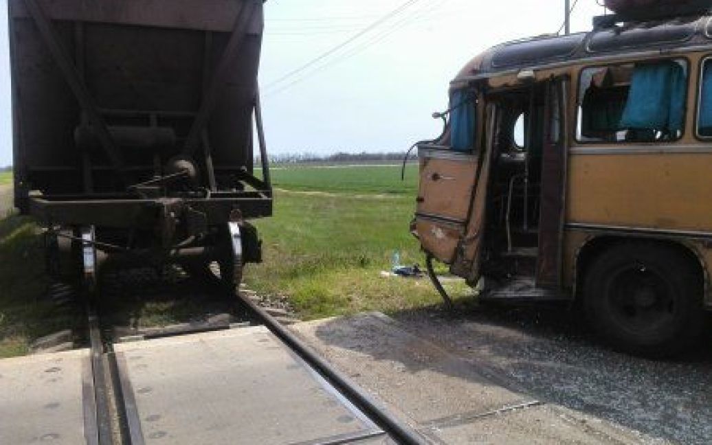 Автобус столкнулся с железнодорожным составом. / © kn.ks.ua