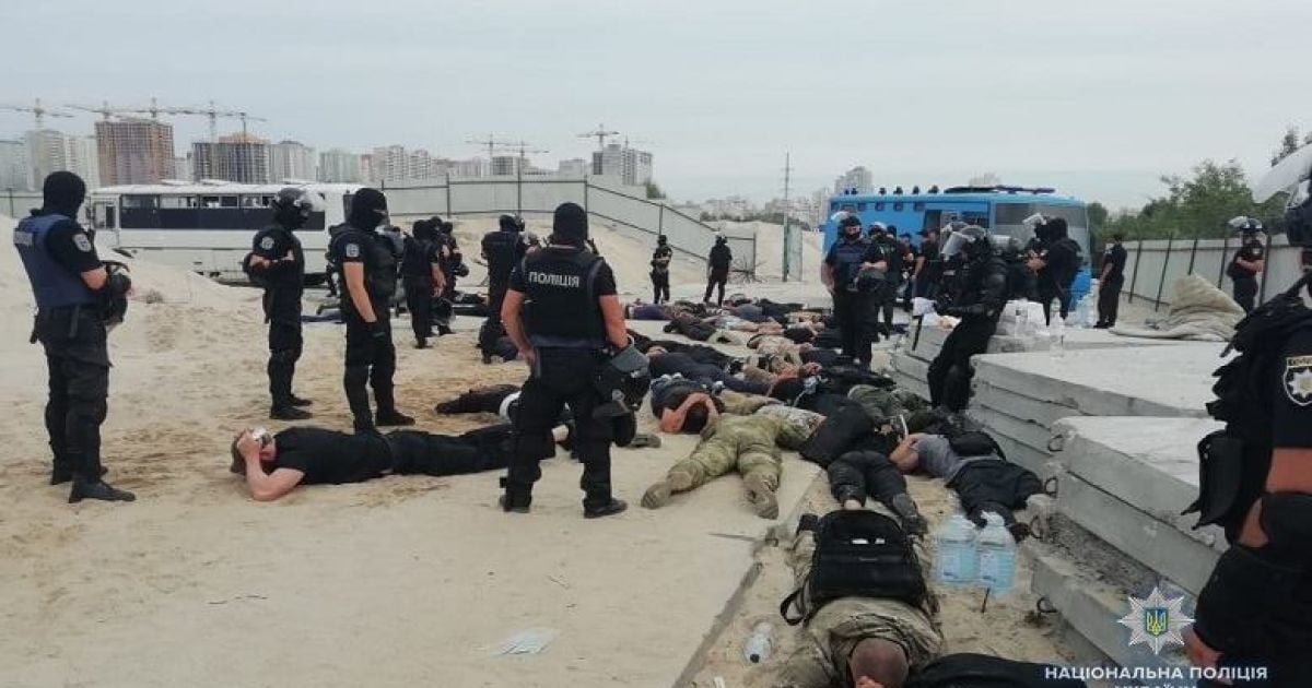 Задержание молодых людей возле стройки на Дарнице