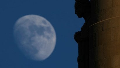 Білий Місяць у Леві