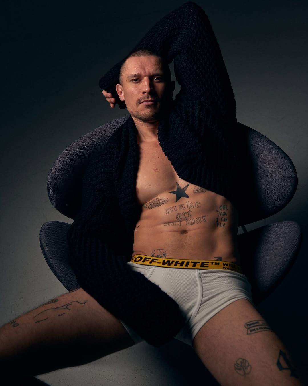 Брэнди Лав екі жұмысшыға минет жасайды