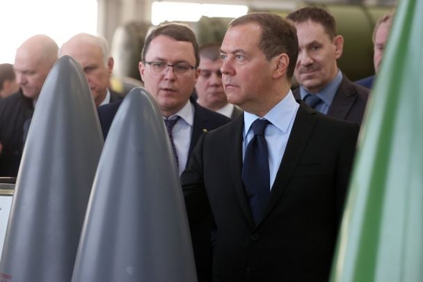 Дмитро Медведєв оглядає виробництво під час відвідування машинобудівного конструкторського бюро “Радуга” в Дубні, 2 лютого 2023 / AP