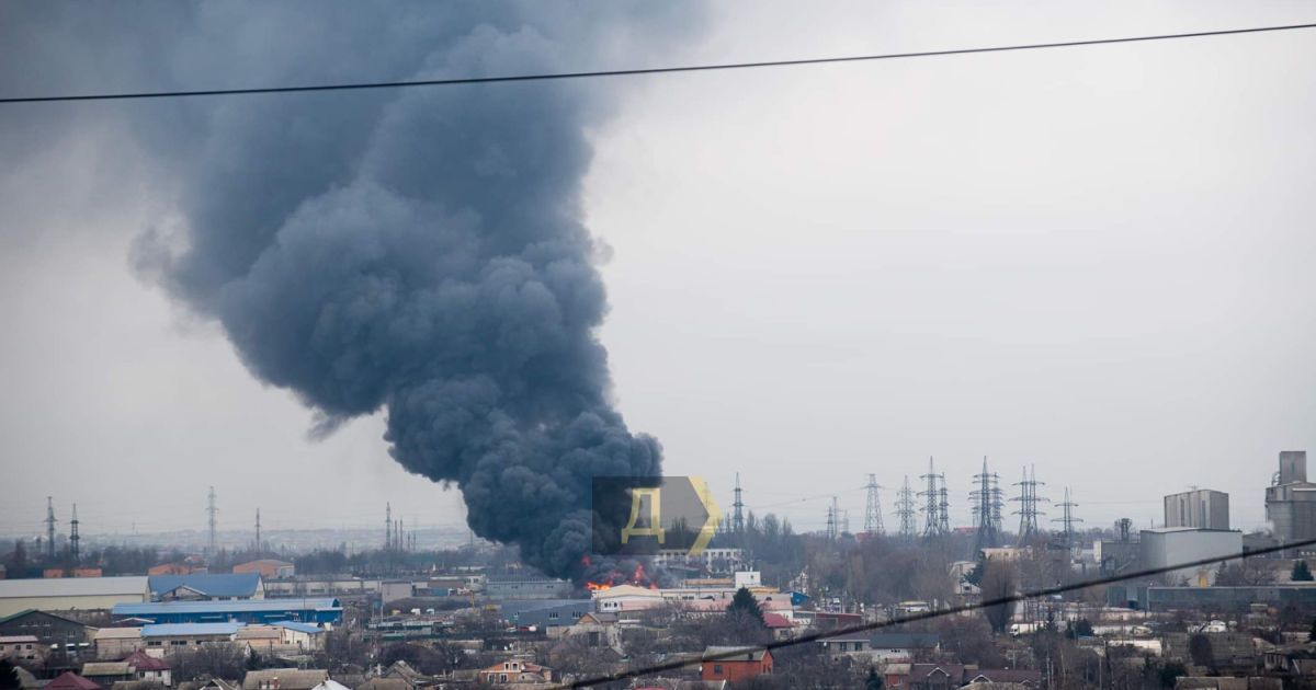 В Одесі згорів ангар із меблями: вогонь було видно з усіх частин міста