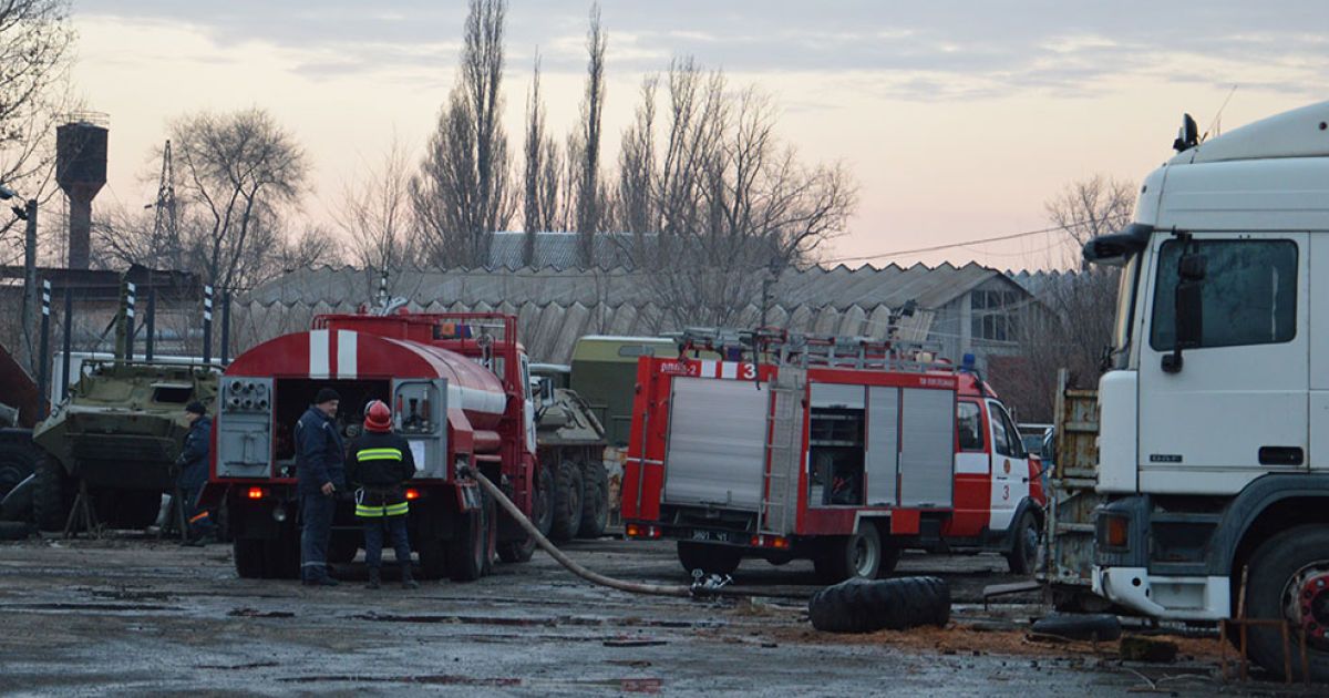 В Киеве на Рыбальском острове горит склад