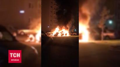В Киеве на парковке сгорели три автомобиля