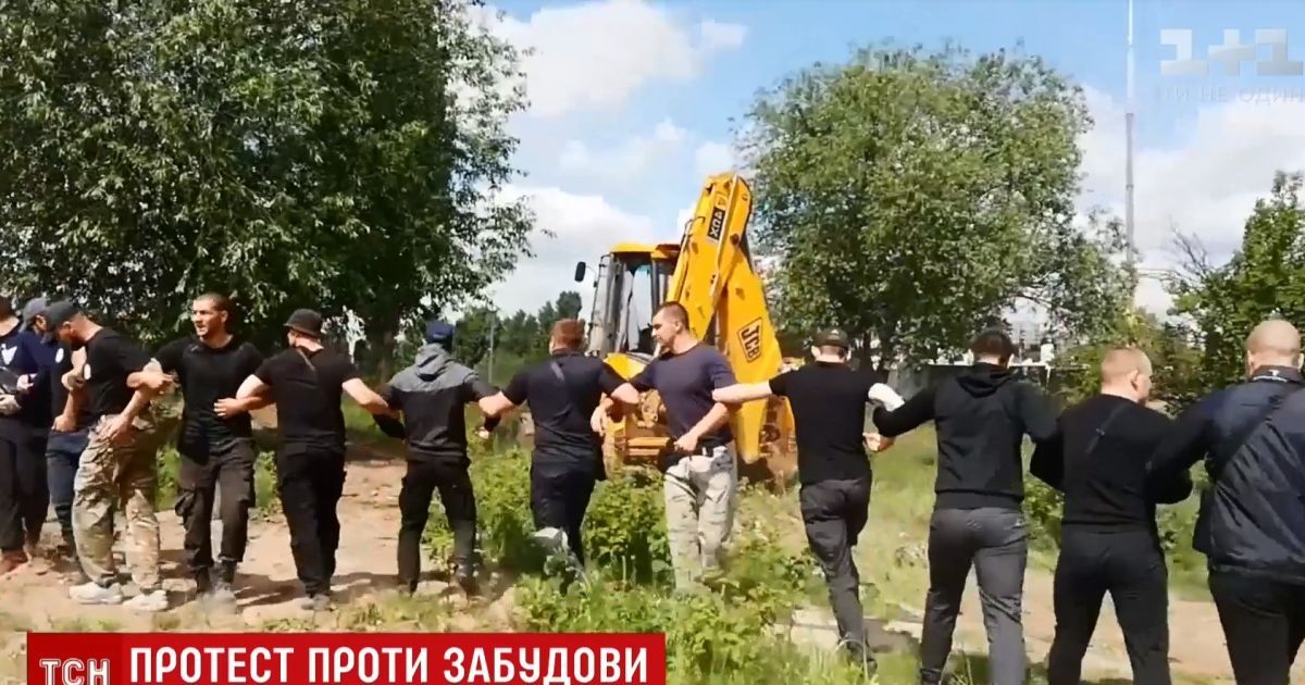 Конфликт в Вишневом: местные жители завалили забор застройки и перекрыли дорогу