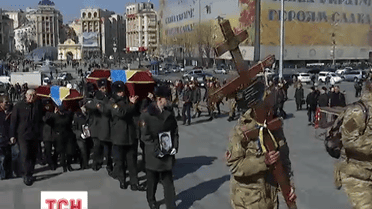 Сьогодні на Майдані Незалежності прощалися із загиблими на Донбасі бійцями