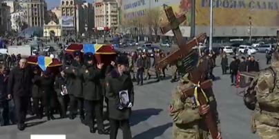 Сегодня на Майдане Независимости прощались с погибшими на Донбассе бойцами