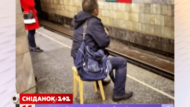 В метро ездит женщина с уткой и мужчина со стулом