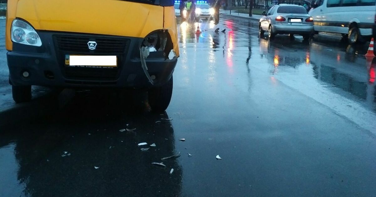 В Сумах маршрутка отбросила пенсионерку под колеса легковушки, которая переехала ее насмерть