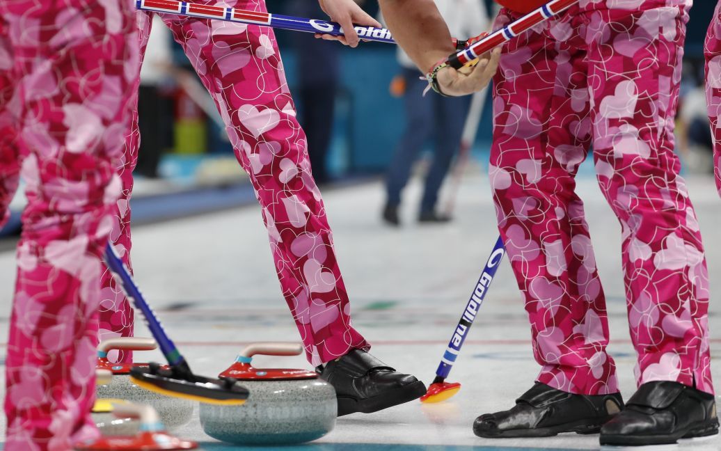 Керлінгісти підірвали мережу своїми штанами на Олімпіаді, а скелетоністи - шоломами. / © Reuters
