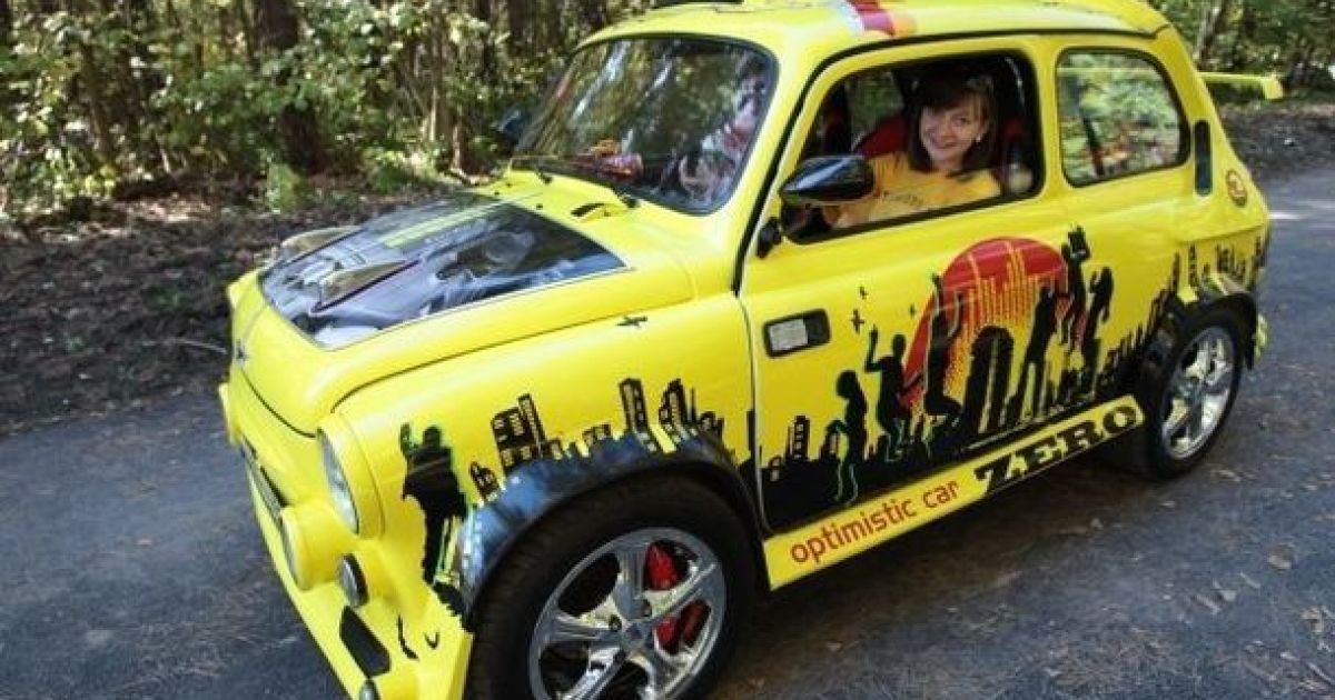 Зібраний із 12 машин "горбатий "Запорожець" поїде підкорювати фестиваль тюнінгу в Німеччині