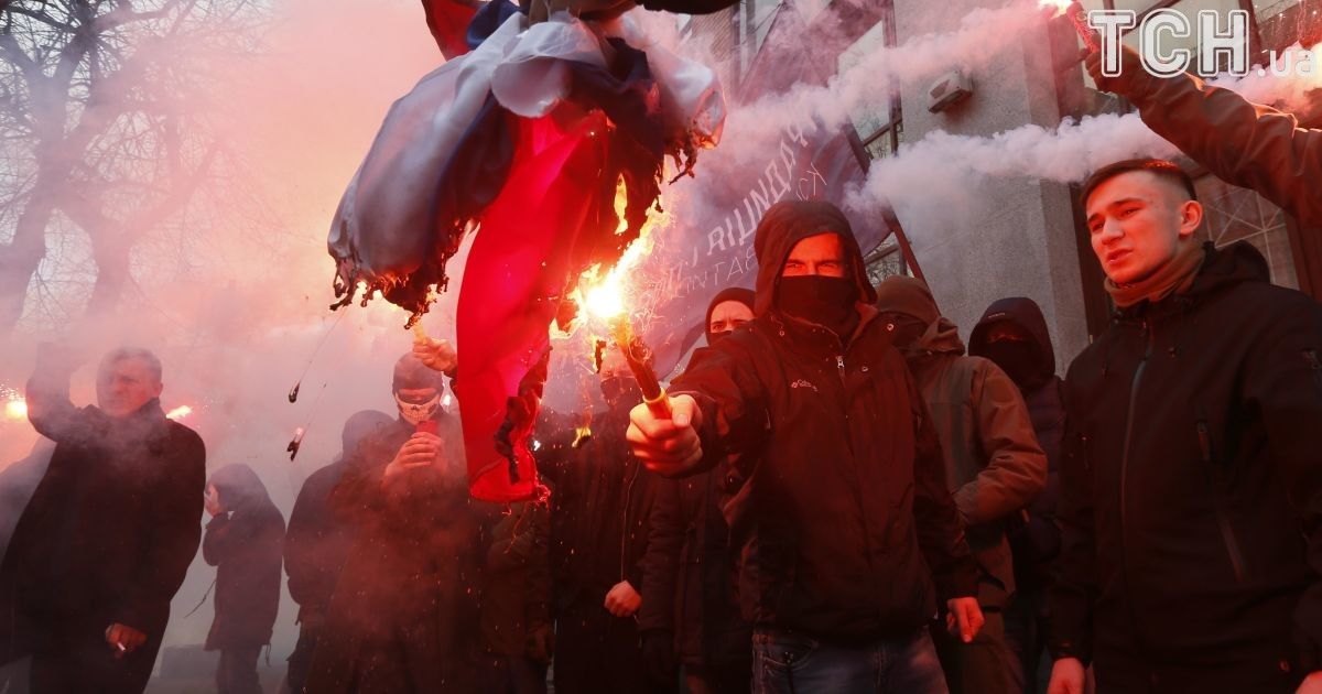 Разгром от "фашиствующих молодчиков". В РФ истерическим заявлением отреагировали на акцию С14 в Киеве