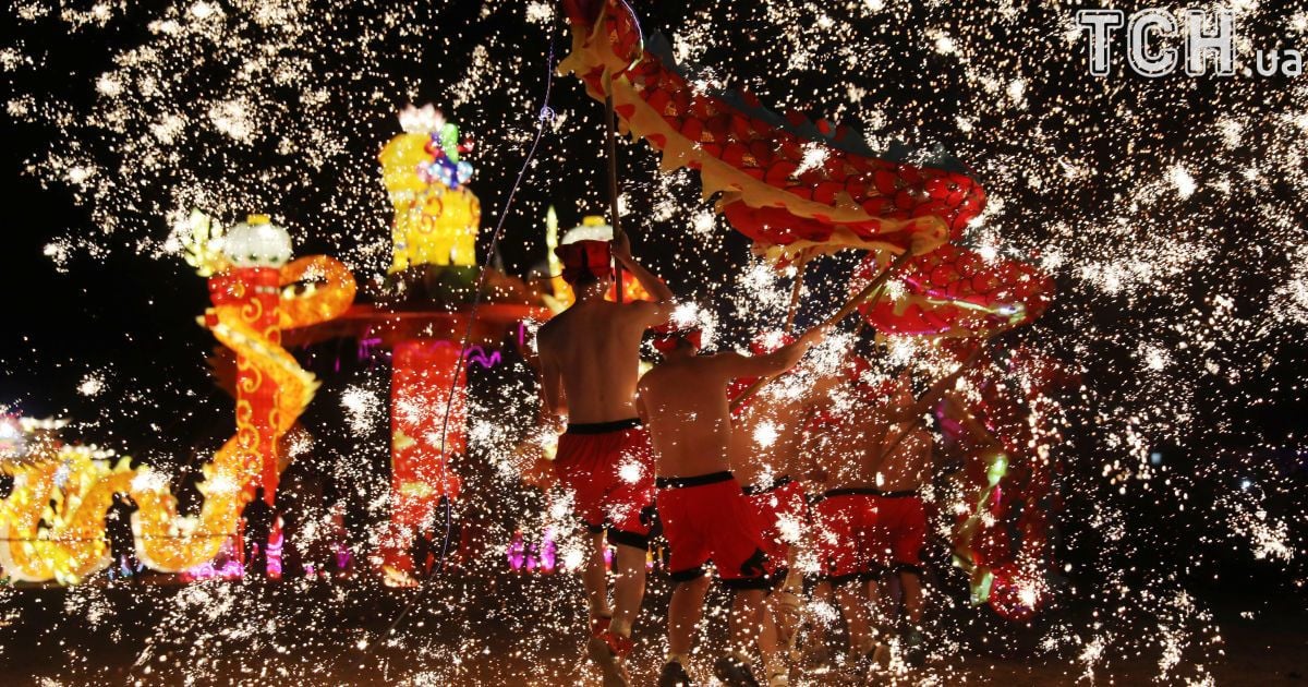 Артисти виконують танець "вогненного дракона" напередодні Нового року Жовтого земляного собаки