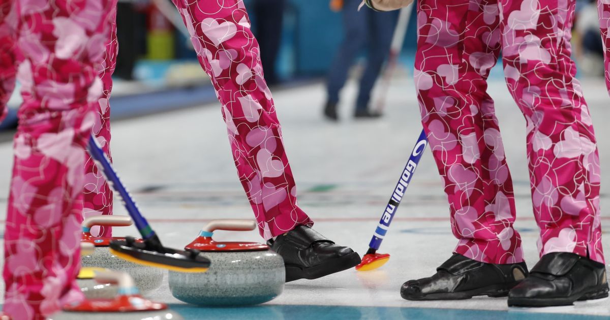 Керлінгісти підірвали мережу своїми штанами на Олімпіаді, а скелетоністи - шоломами.