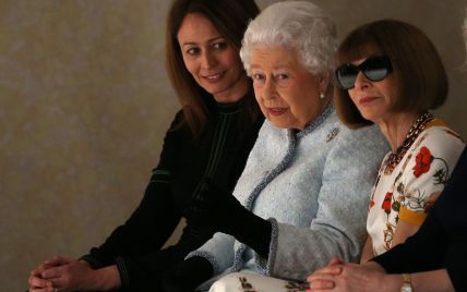  В первом ряду: Елизавета II в нежном образе наблюдала за модным показом в Лондоне