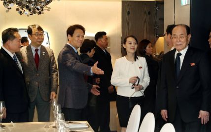 В белом жакете и со скромной прической: сдержанный образ сестры Ким Чен Ына на банкете