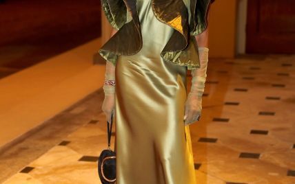  Наоми Кэмпбелл пришла на прием в Букингемский дворец в экстравагантном платье