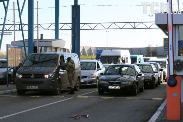 Черги на кордоні з Польщею: водіїв попередили про зміни