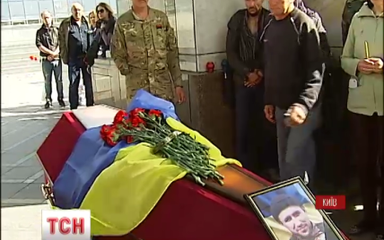 На Майдане попрощались с погибшим бойцом "Айдара"