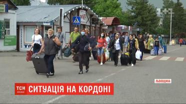 На КПП "Шегини" спасатели установили палатки, чтобы работники могли отдохнуть и выпить воды