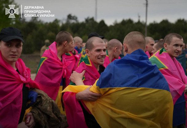 "Я дома! Я дома!": показали щемящие кадры обмена украинских защитников