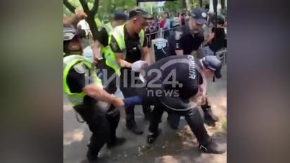 В Киеве возле многоэтажки, где произошел взрыв, задержан мужчина