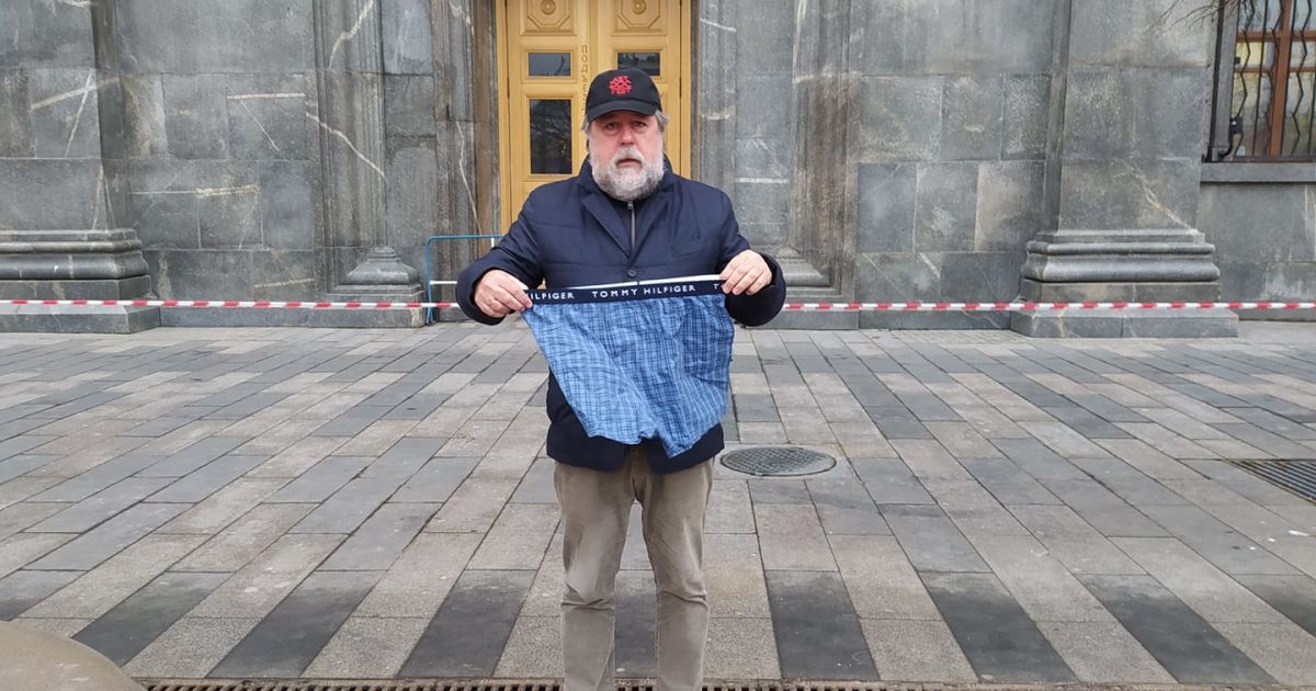 С трусами под зданием ФСБ: известного российского режиссера задержали за поддержку Навального